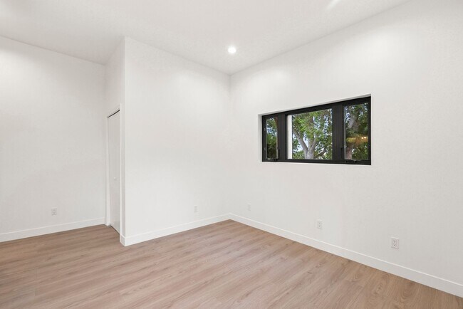 Building Photo - Stunning brand new construction, modern luxury living!