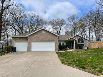 Building Photo - Spacious 3BR+ with fully fenced in backyard