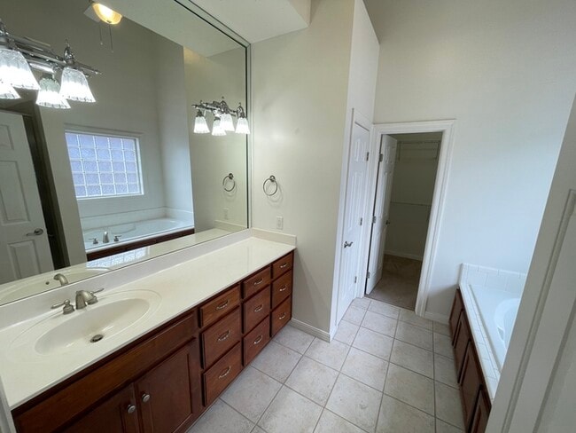 Building Photo - Wynbrooke home with large backyard, 2 car ...