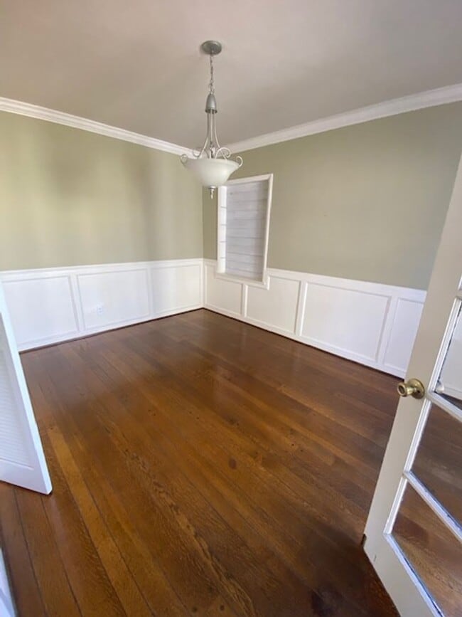 Building Photo - Maple Park LARGE 2 BR/ 2BA with 2 Car Garage & Large Fenced Yard