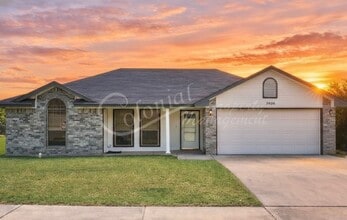 Building Photo - 3 BED / 2 Bath  AVAILABLE END OF JANUARY