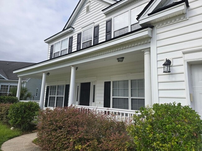 Building Photo - 4Br 2.5Ba in Grand Oaks with Pool Access!