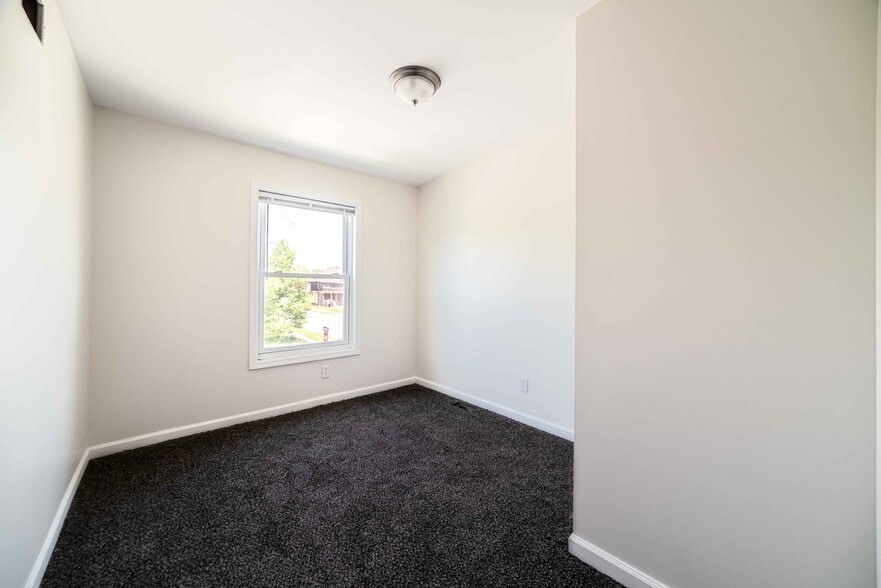Building Photo - 156 Leicester Ct