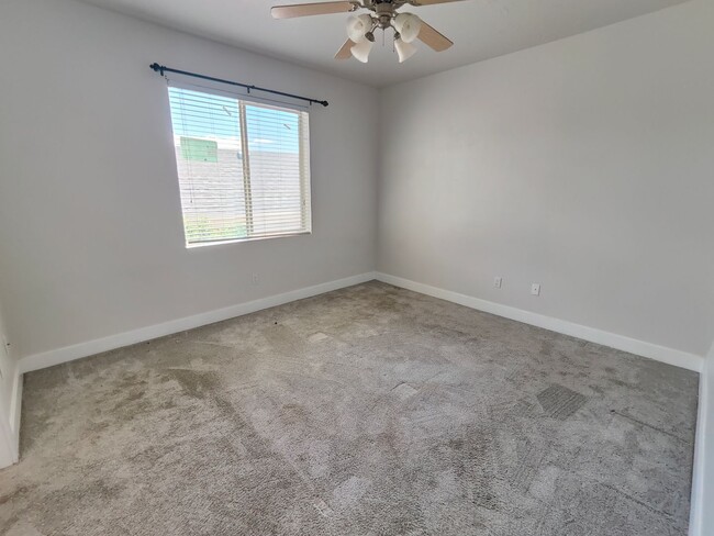 Building Photo - Charming 3-Bed, 2-Bath Condo - Two Weeks F...