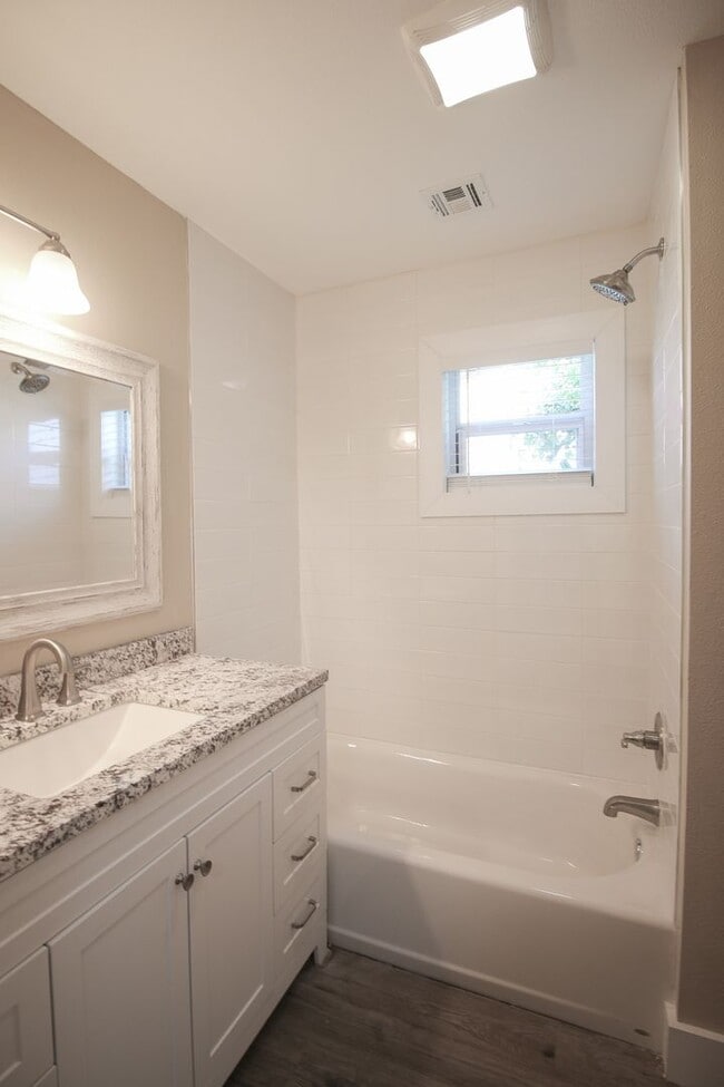 Building Photo - Recently Remodeled 3 Bed 2 Bath!
