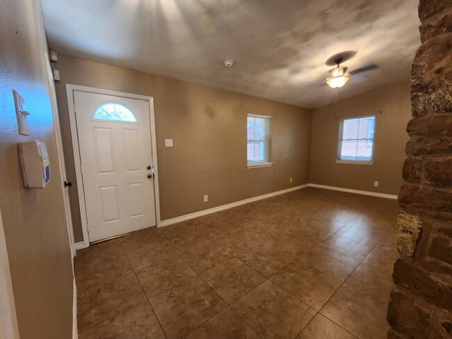 Building Photo - 2210 Newcastle Dr