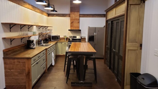 Building Photo - Charming Industrial 4 Bedroom/4 Bathroom Apartment in Pigtown, MD!
