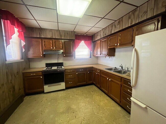 Building Photo - PHA only 3 bedroom, 1 bathroom house