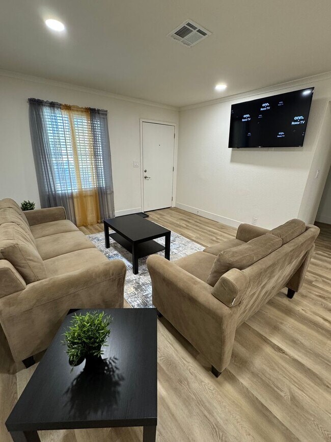 Building Photo - Beautifully Renovated 2 Bedroom Condo - Partially Furnished