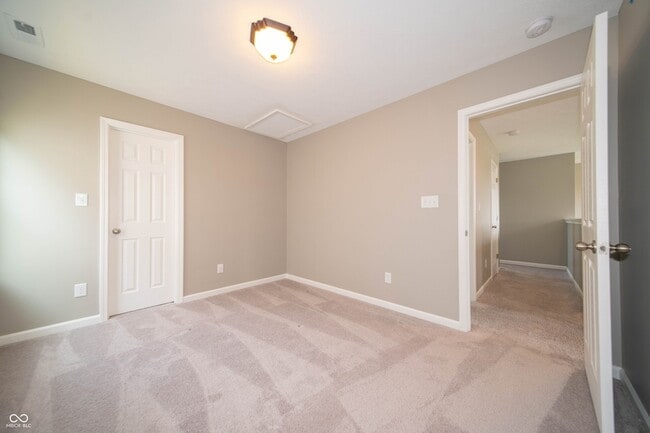 Building Photo - 7062 English Oak Dr