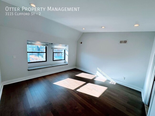 Building Photo - Lovely 2BR/2.5BA Apartment with Spacious L...