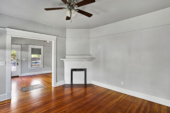 Building Photo - 4 bedroom 3 bath Springfield home
