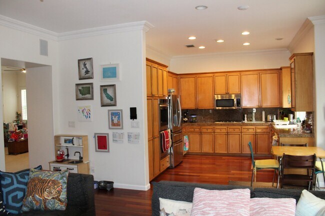 Building Photo - Gorgeous Single Story 3 Bedroom, 2 Bath wi...