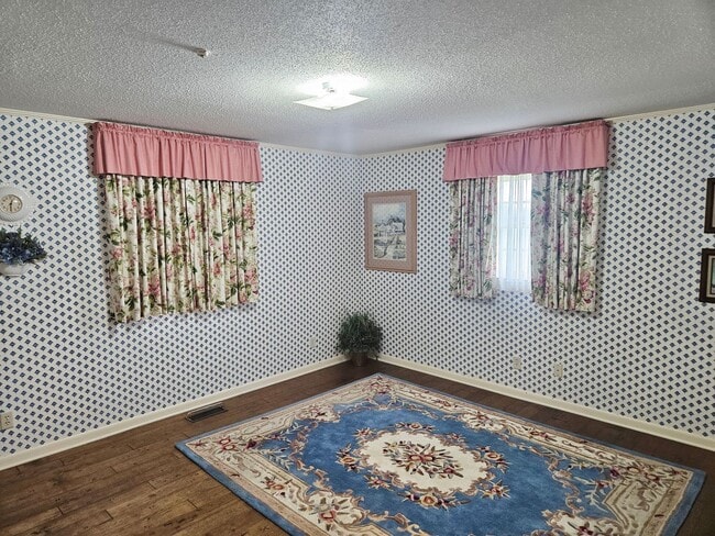 Building Photo - 3 Bedroom, 3 Bath