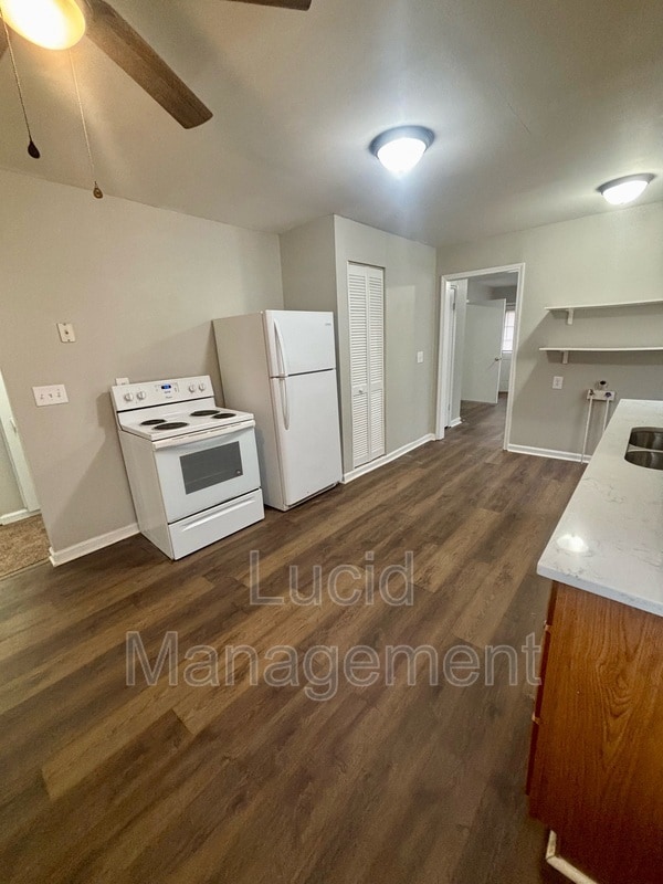 Building Photo - 910 W Whitney Ave