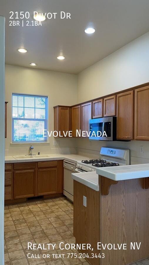 Building Photo - 2150 Divot Dr