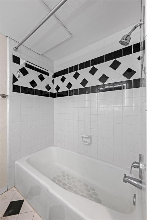 Building Photo - 505 W 7th St