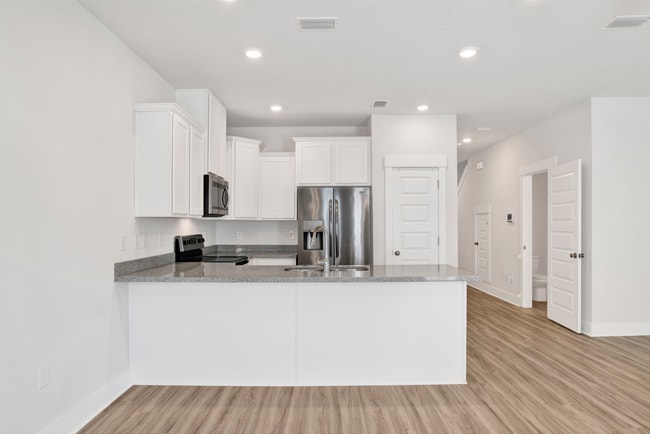 Building Photo - 3 bed gated community home with community pool