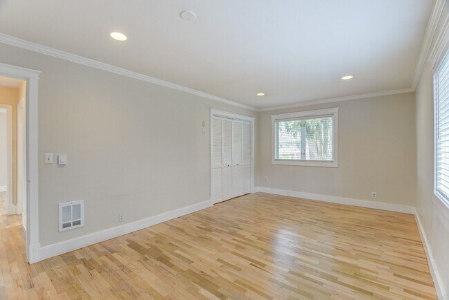 Building Photo - Charming Home in Sought-After Lower Kennydale