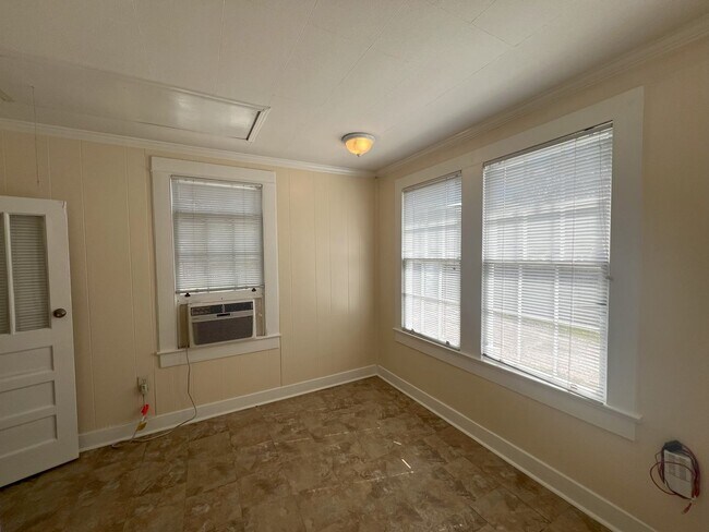 Building Photo - 843 Ingleside Dr