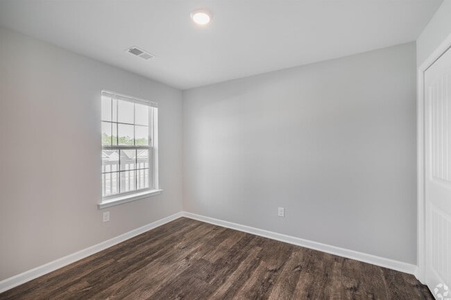 Building Photo - 720 Charter Dr