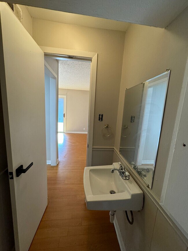 Building Photo - 2413 Mission Hill Dr