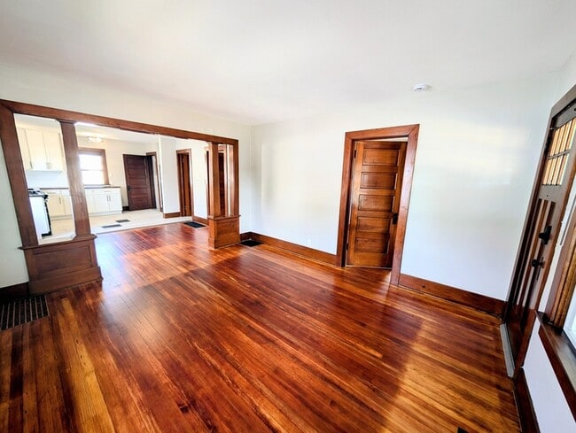 Building Photo - 307 5th Ave E