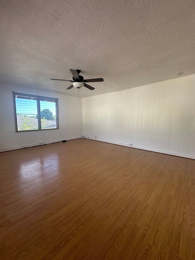 Building Photo - KALIHI UKA House 6 bedrooms, 2 full bath a...