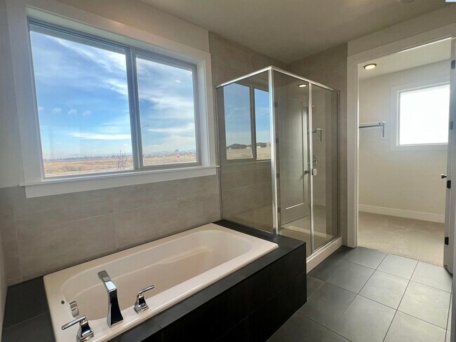 Building Photo - West Vinyard Estates 3 br plus den 4 car