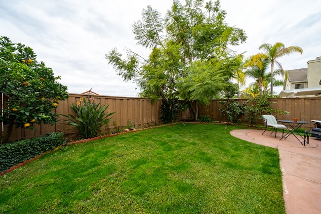 Building Photo - 6655 Hollycrest Ct