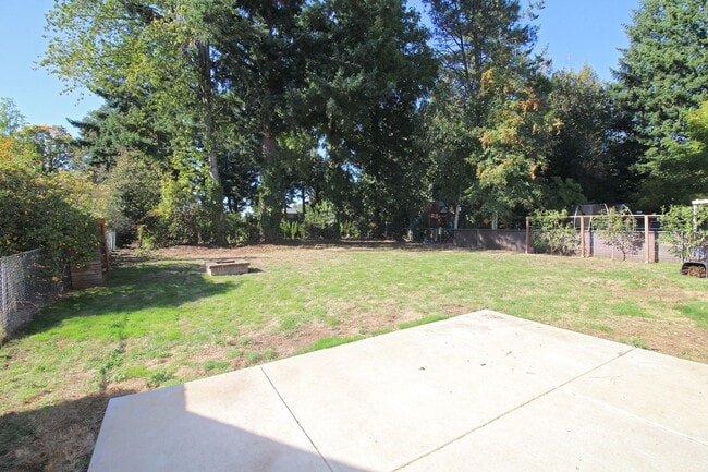 Building Photo - 805 NW Angeline Ave