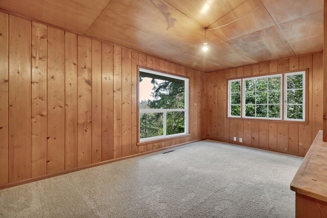 Building Photo - 4 Bed 2.5 Bath available in Kirkland