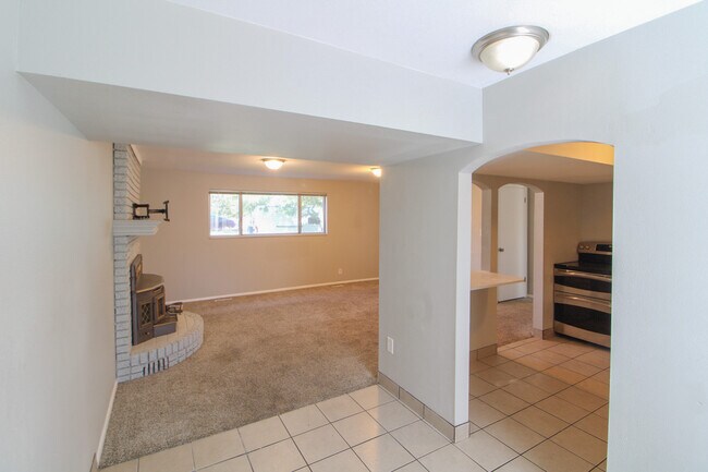 Building Photo - Orem Home