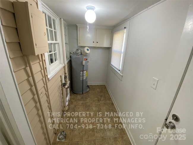 Building Photo - 605 E 10th St