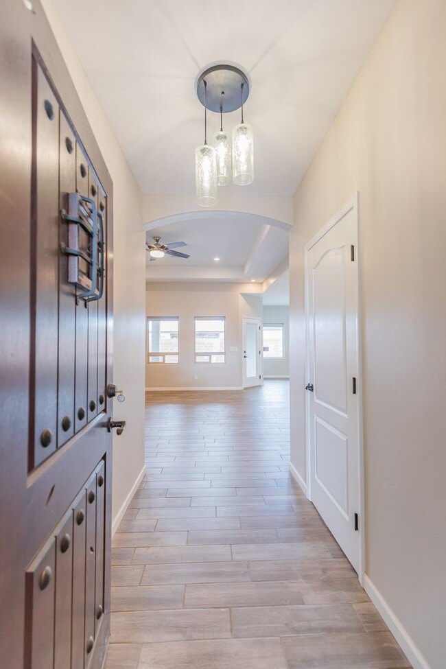 Building Photo - Modern 4 Bed 3 Bath - Pets Allowed!
