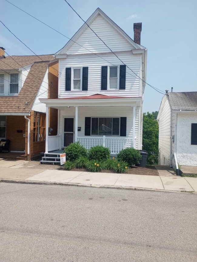 Building Photo - Large House with A/C, deck, updated kitchen, laundry, pet friendly September 1st