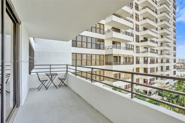 Building Photo - 2500 Parkview Dr