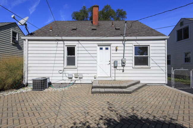 Building Photo - 880 E Rowland Ave