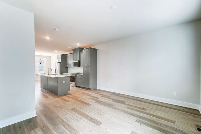 Building Photo - 3 Bedroom Townhome minutes from South End!