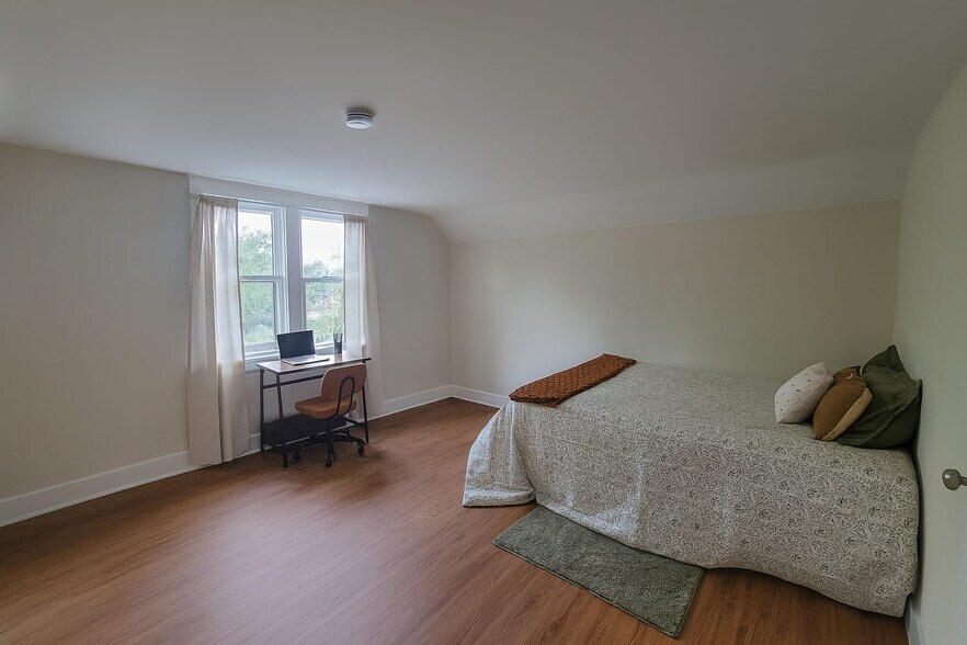 Queen sized Bed and desk/chair included - 99 Custer St