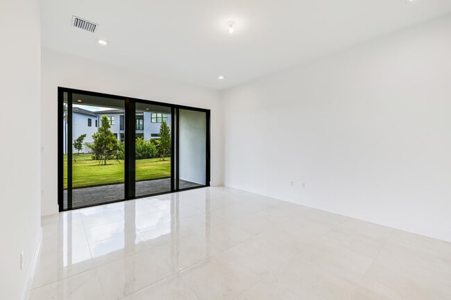 Building Photo - 9451 Riverside Pk Dr
