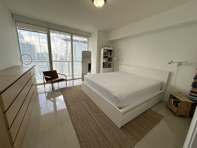 Building Photo - 475 Brickell Ave