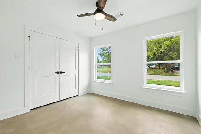 Building Photo - 3206 Sayle St