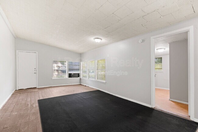 Building Photo - 802 W Navasota St