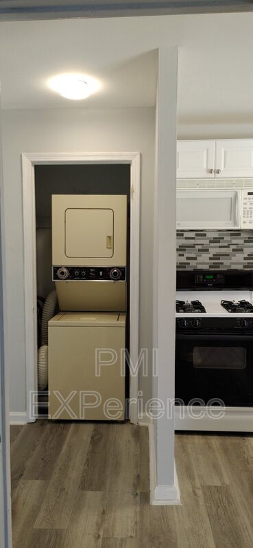 Building Photo - 7617 Fontainebleau Dr