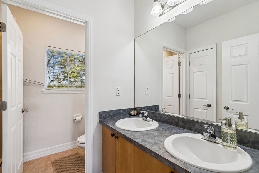 Third floor master bathroom - 4543 Bay Spring Ct