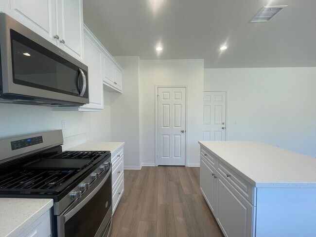 Building Photo - Victorville New Construction 5 bedroom!