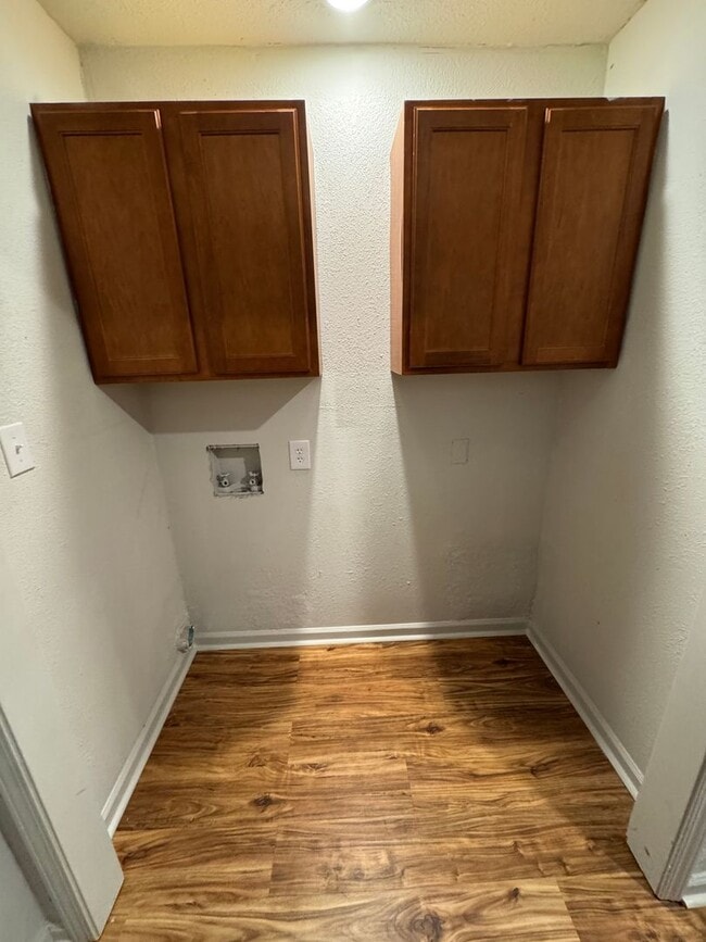 Building Photo - REMODELED 2 BED / 1 Bath Apartment in Trum...