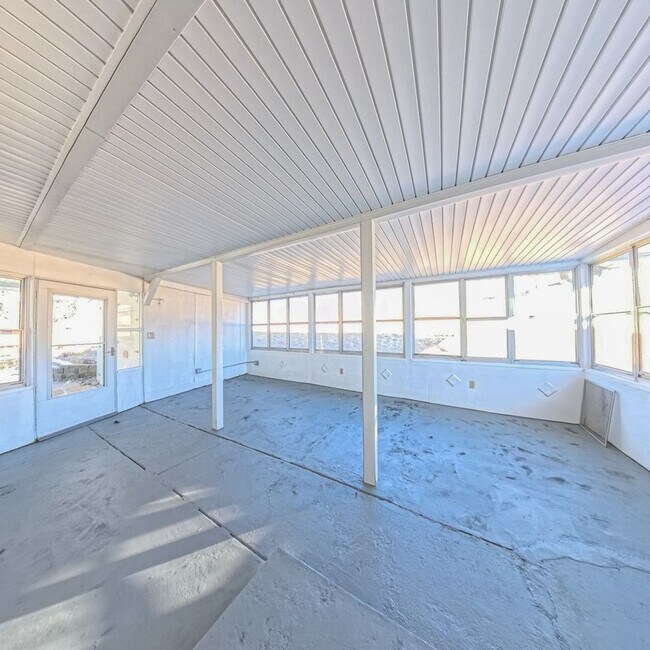 Building Photo - Spacious 3-Bedroom, 1-Bath Ranch - South Side Location