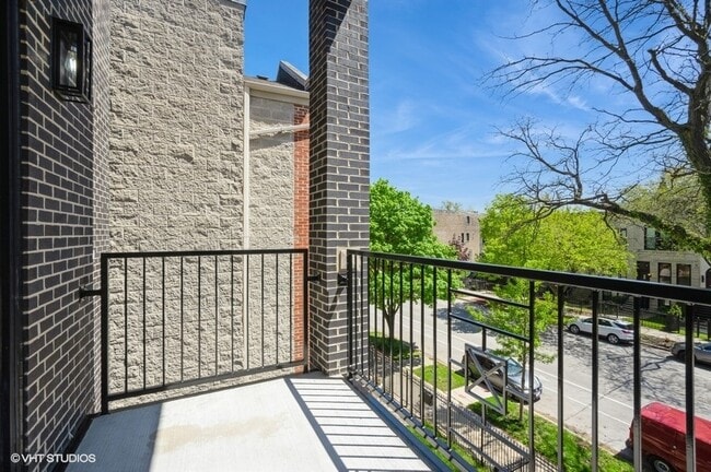 Building Photo - 456 E Oakwood Blvd